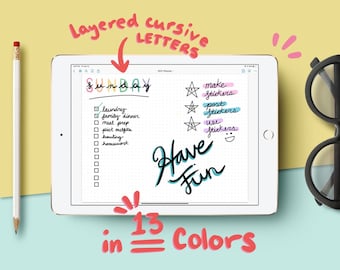 Op de afbeelding: Een digitaal tabletscherm waarop een handgeschreven takenlijst voor zondag staat met de woorden "Have Fun" in cursief. De lijst bevat taken zoals was doen, gezinsdiner, maaltijd voorbereiden en huiswerk. Het scherm toont ook een sectie voor het maken van stickers met de woorden "Make Stickers", "Post Stickers" en "Use Stickers". De tekst "13 in 3 Colors" staat onder de tablet.