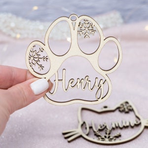 Cat head & dog paw - Christmas tree pendant personalized made of wood with snowflakes - Christmas ball, pet, Reezadesign