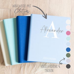Könnte beinhalten: Ein Set aus vier Hardcover-Büchern in Weiß, Hellblau, Dunkelblau und Hellblau, mit dem Namen Alexander und dem Wort ZEUGNISSE auf der Vorderseite. Der Text WAHLWEISE MIT Glitzer und VERSCHIEDENE FARBEN ist mit Pfeilen abgebildet.