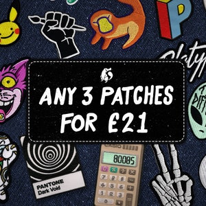 Puede incluir: Un letrero negro de pizarra con texto blanco que dice "ANY 3 PATCHES FOR £21". El letrero está rodeado de una variedad de parches bordados coloridos, incluyendo un gato de dibujos animados, un perro de dibujos animados, un extraterrestre de dibujos animados, una mano de dibujos animados, una calavera de dibujos animados y una espiral de dibujos animados.