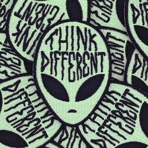 Patch brodé extraterrestre phosphorescent, Think Different - Badge à repasser - Patch de broderie espace OVNI ET - Patch à coudre Emo Goth Punk