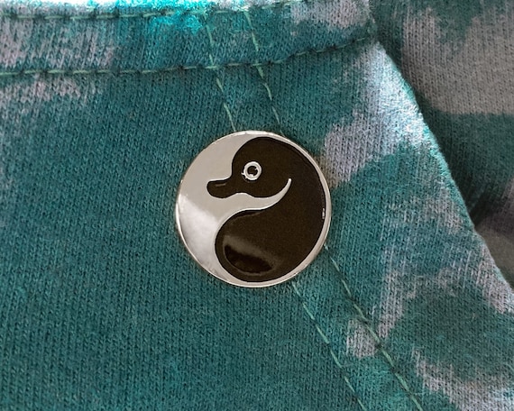 Silver Platypus Yin Yang Enamel Pin Badge - Cute Black Badges Alternative Lapel Pins Feng shui Taoism Emblem Pin Game OP Art hippie alt emo
