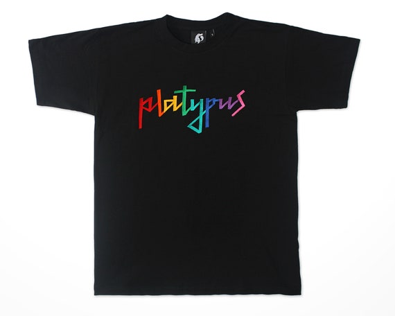 Ornitorrinco Big Embroidery Logo Rainbow Camiseta unisex marca