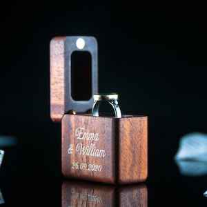 Scatola personalizzata Slim Mahogany Wood Ring Box - Inciso Fidanzamento Anello Scatola - Piccolo Anello Bearer Box Regalo - Regalo di nozze