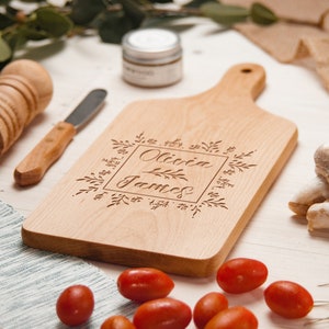 Aangepaste charcuterieplank, houten snijplank met handvat, gepersonaliseerde kleine kaasplank, gegraveerde snijplank, huwelijksgeschenk