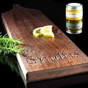 Planche à découper personnalisée en noyer, Planche de service de charcuterie en bois faite main sur mesure, Cadeau de mariage pour planche à fromages