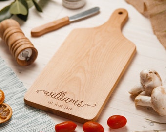 Planche à découper personnalisée avec poignée, petite planche à fromage personnalisée, planche à découper gravée, charcuterie en bois faite à la main, cadeau de famille de mariage