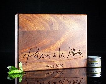 Tabla de cortar de caoba personalizada, nombres de pareja grabados, tabla de quesos de madera hecha a mano, regalo de aniversario de boda para mamá.