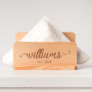 Personalisierter Serviettenhalter aus Holz - Individuell graviert mit Text oder Logo - Rustikale Tischdekoration - Einzigartiges Geschenk für zu Hause oder auf Veranstaltungen