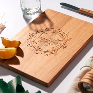 Tabla de cortar monograma, tabla de cortar grabada inicial con monograma, tabla de queso personalizada, inauguración de la casa personalizada, regalo para él
