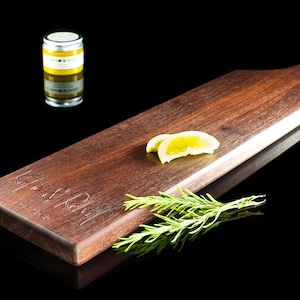 Planche à découper personnalisée en noyer, Planche de service de charcuterie en bois faite main sur mesure, Cadeau de mariage pour planche à fromages