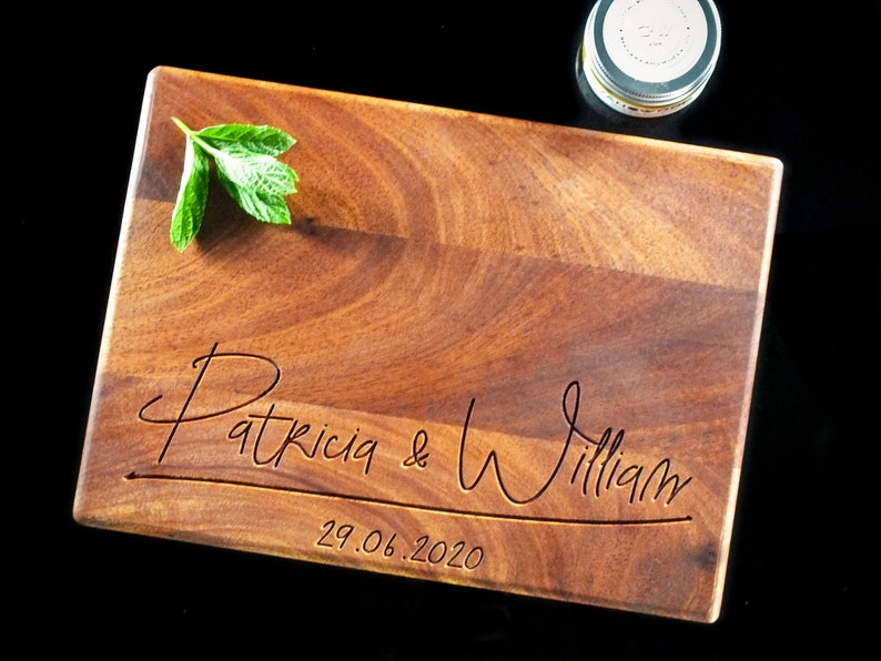 Personalized Mahogany Cutting Board,Engraved Couple Names, Custom Handmade Wooden Charcuterie, Cheese Board Anniversary Wedding Gift for Mom zdjęcie 4