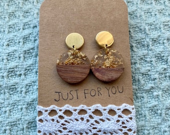 Noble, golden wood & resin earring