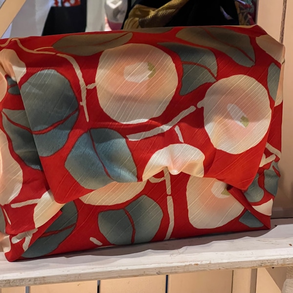 Furoshiki S 48 Yumeji Takehisa |Tsubaki Camellia Red/ Furoshikitasche/ Nachhaltigverpacken/Kimonozubehör/Kimonoaccessoires/Furoshikimusubi