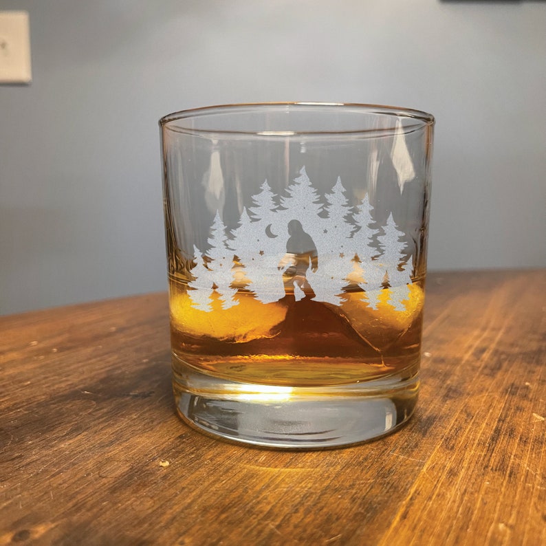 CityLimitDesigns Bigfoot Engraved Drinking Glass - Thumbnail 4