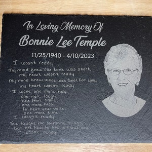 K&ouml;nnte beinhalten: Eine schwarze Schiefer-Gedenktafel mit einem wei&szlig;en, gravierten Bild einer Frau und einem Gedicht, das lautet: "In liebevoller Erinnerung an Bonnie Lee Temple 11/25/1940 - 4/10/2023 Ich war nicht bereit Mein Verstand wusste, dass unsere Zeit knapp war, mein Herz war nicht bereit. Mein Verstand wusste, was das Beste f&uuml;r dich war, mein Herz war nicht bereit Ich m&ouml;chte eine letzte Umarmung, ein letztes Lachen, ein letztes L&auml;cheln, einen letzten Kuss, deine Stimme noch einmal h&ouml;ren Ich war nicht bereit. Du hast mir so viel beigebracht, aber nicht, wie ich ohne dich leben soll Ich war nicht bereit."