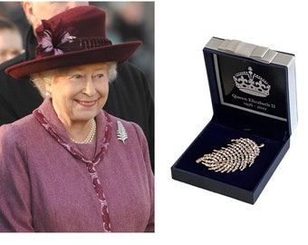 Queen Elizabeth Feather Memorial Brooch 2022  Platinum Jubilee Keepsake Gift Souvenir Queens Mum Nan Gran British Boxed Gift Set