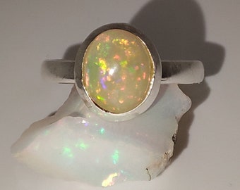 Opalring. 925er Sterlingsilber. Natürlicher äthiopischer Opal, ovaler Cabochon, 10 x 7 mm. Atemberaubender Opalring. Echter Opalring. Handgefertigt. Pinfire-Opal.