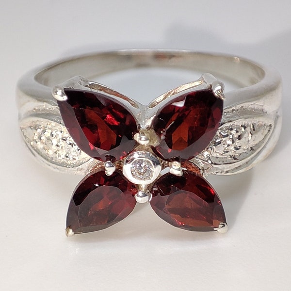 Bague en Argent 925 sertie de Grenats Naturels et d'une Topaze Naturelle Blanche.Engagement Garnet ring.Flower Cut Garnet ring.Gemstone Ring