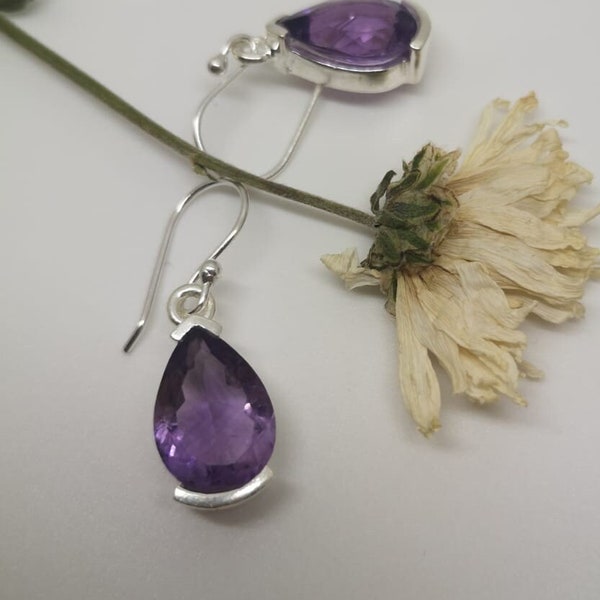 Paire de Boucles d'oreilles en Améthystes Naturelles sur argent 925. Gouttes. Poires. Handmade Earrings with Natural Amethyst Pear Cut