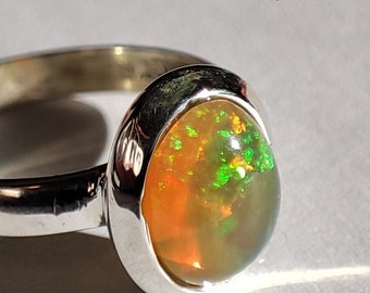 Ring i sterlingsilver med naturliga etiopiska opaler. Welo-opal. Äkta opal. Original opal. Handgjord opalring. Opal cabochonring. Gåva