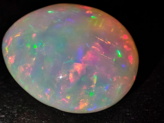 Natural white Ethiopian Opal.Welo Opal Gemstone. Ethiopian Opal Stone.Opal high quality. Cabochon opal oval shape. Opale Blanche véritable