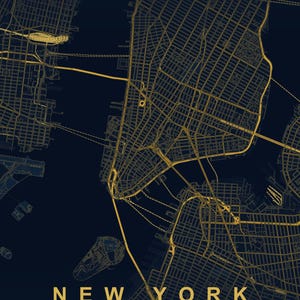 Op de afbeelding: Een gedetailleerde kaart van New York City, weergegeven in goud tegen een donkerblauwe achtergrond. Het stratennet en de waterwegen zijn duidelijk zichtbaar. De tekst "NEW YORK" en "UNITED STATES" staat onderaan.