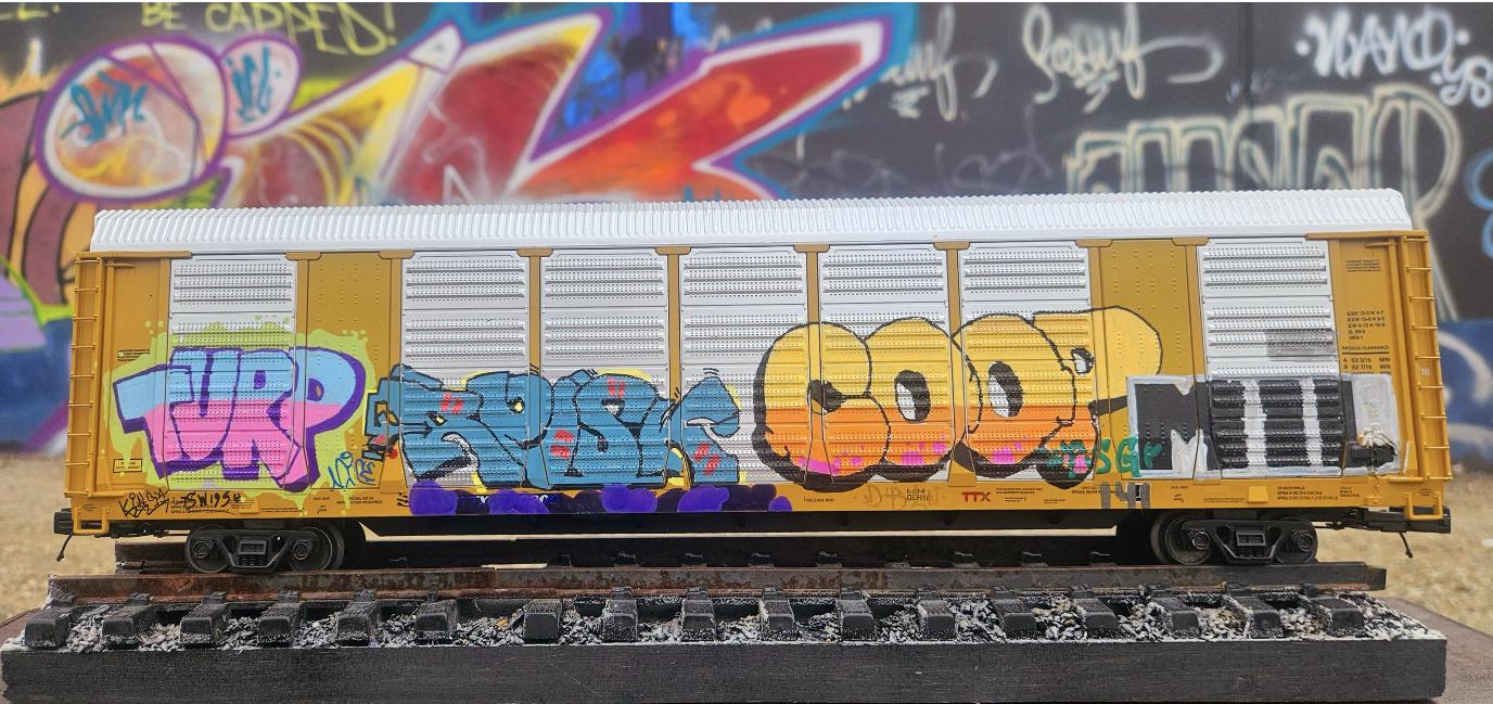Un train avec des graffitis sur le côté photo – Photo Art Gratuite sur
