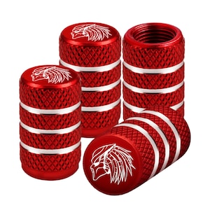 Puede incluir: Juego de seis tapones de válvula de neumático de metal rojo. Cada tapón presenta una textura de patrón de diamante y una banda plateada. La parte superior de cada tapón tiene un gráfico blanco de un personaje Predator.