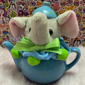 Peluche de tetera con forma de elefante (taxidermia)