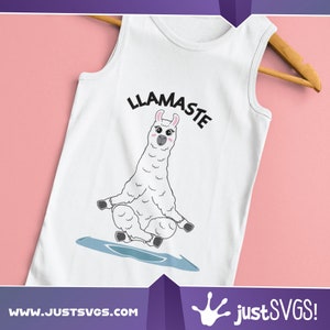 Op de afbeelding: Een wit tanktop met een lama die yoga doet en de tekst "LLAMASTE" erop gedrukt.