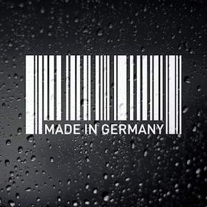 Peut inclure: Un autocollant de code-barres blanc avec le texte "MADE IN GERMANY" sur un fond noir avec des gouttelettes d'eau.