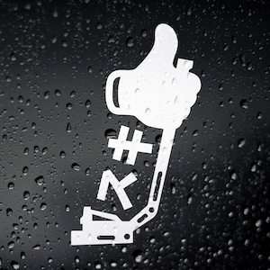 以下が含まれることがあります： 黒の背景に水滴がついた、白のビニールステッカー。ステッカーには、親指を立てた手のジェスチャー、ハッシュタグ記号、Kの文字が描かれている。