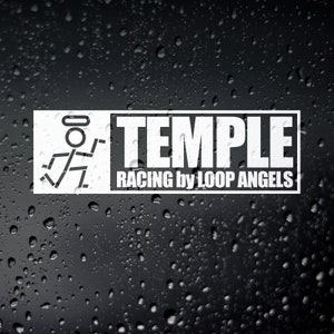 Peut inclure: Autocollant blanc avec un personnage en bâton qui court et le texte "TEMPLE RACING by LOOP ANGELS".