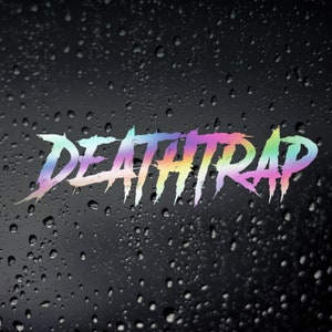 Peut inclure: Un autocollant en vinyle arc-en-ciel avec le texte "DEATHTRAP" dans une police audacieuse et stylisée. L'autocollant est sur un fond noir avec des gouttelettes d'eau.