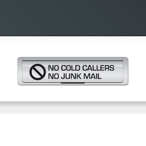 以下が含まれることがあります： 赤い円と斜めの線が引かれた銀色の看板。看板には「NO COLD CALLERS NO JUNK MAIL」と書かれています。