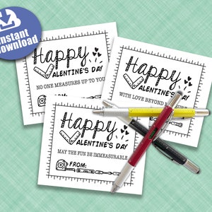 Puede incluir: Tres tarjetas de San Valentín imprimibles con un diseño de regla y corazones. Las tarjetas presentan el texto "Feliz Día de San Valentín" con diferentes mensajes. "Nadie te mide a la altura", "Con amor más allá de toda medida", y "Que la diversión sea inconmensurable".