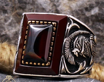 Herrring med rektangulär rubinsten, romersk krigarsymbolring, vintage fantasirustning i silver, oxiderade ringar med röd cabochonsten