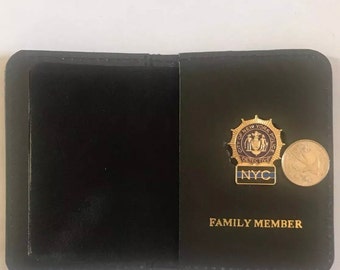 Cartera con minipin y documento de identidad de la línea azul de un miembro de la familia de un detective de la ciudad de Nueva York