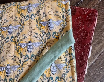 Funda acolchada para Biblia con estampado de abejas / Funda de tela de algodón con asa