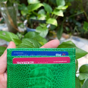 Monedero largo hecho a mano de cuero verde claro con tarjetero de doble cara
