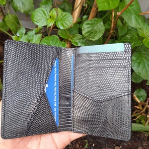Handgefertigter zweiseitiger Kreditkartenhalter aus echtem schwarzem Leder für Herren DOUBLE SEIDE (beliebige Farben)