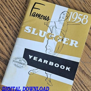 以下が含まれることがあります： 「Famous Slugger 1958」と書かれたヴィンテージのイヤーブックの表紙。表紙には、野球選手のイラストが白黒で描かれており、背景は黄色と白です。「Yearbook」と「Digital Download」の文字も表示されています。
