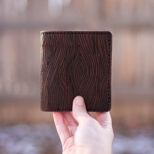 Cartera de cuero con grano de madera grabada. Regalo de cartera de cuero para él. Monedero personalizado para él. Gran regalo para el novio de la novia.