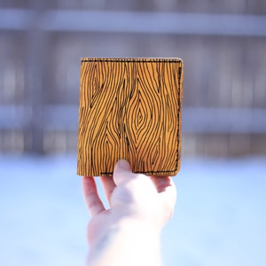 Cartera de cuero con grano de madera grabada. Regalo de cartera de cuero para él. Monedero personalizado para él. Idea de Regalo a Novio de Novia.