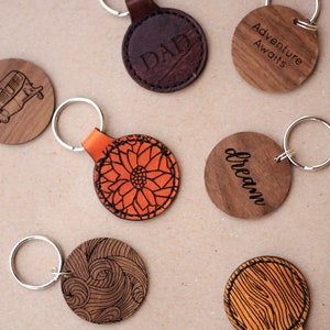 Personalisierte Leder oder Holz Schlüsselanhänger. Personalisierte Leder Schlüsselanhänger. Personalisierte Holz Schlüsselanhänger. Brautjungfer oder Trauzeugen Geschenk.