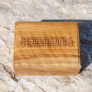 Scatola di stoccaggio in legno per usi multilple / realizzata a mano da olive wood & engraved design meander / regali