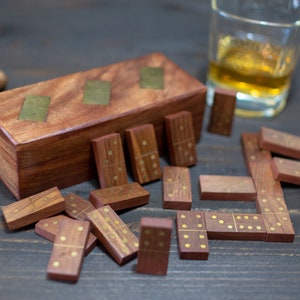 Handgefertigte Domino Box aus Holz | Hölzerne Dominosteine