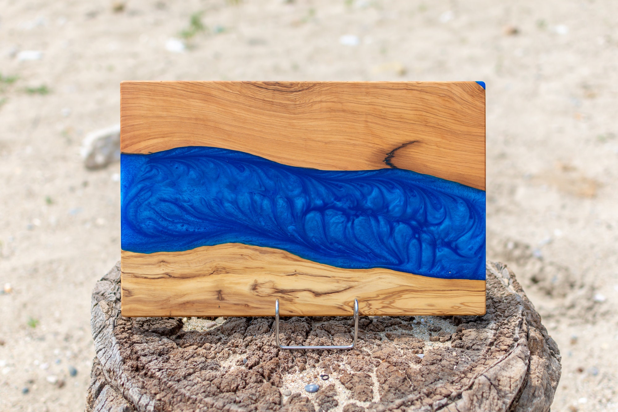 Holz Epoxidharz Servier Schneidebrett in Blau Handgefertigtes Holzbrett im  Unikat MadeOfOliveWood Design