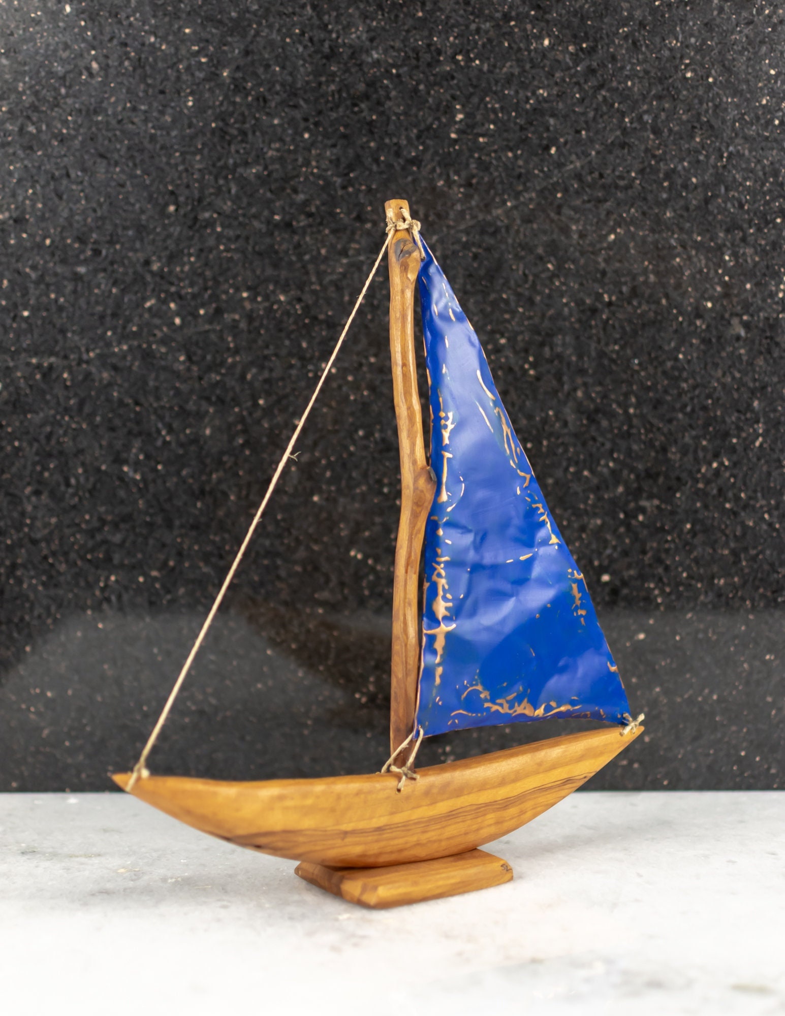 青い帆の木製帆船 - 大型 | オリーブの木の船 | ユニークな手作りの